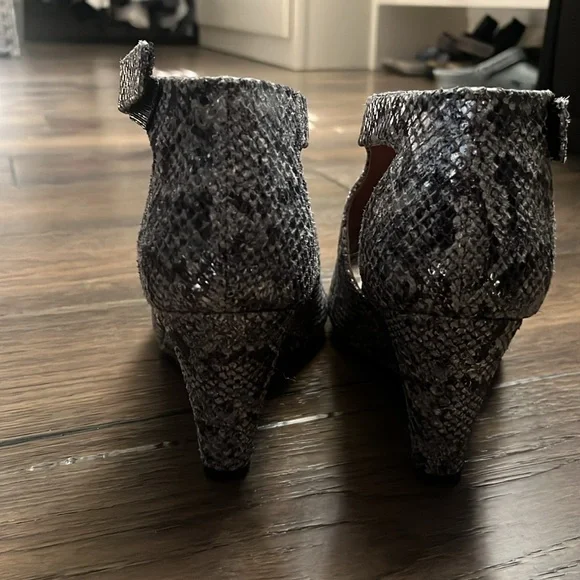 Gentle Souls by Kenneth Cole size 7.5 gray snake print wedge heel shoes - Picture 4 of 6